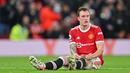 Bek Manchester United, Phil Jones mengalami cedera saat menghadapi Wolverhampton Wanderers pada laga Liga Inggris 2021/2022 di Old Trafford Stadium, Manchester (3/1/2022). Phil Jones hingga kini telah bermain dalam 229 laga di semua ajang sejak didatangkan dari Blackburn Rovers pada awal musim 2011/2012. Pemain yang akan habis masa kontraknya pada akhir musim 2022/2023 ini berhasil mencetak 6 gol dan 11 assist dari jumlah laga tersebut. (AFP/Paul Ellis)