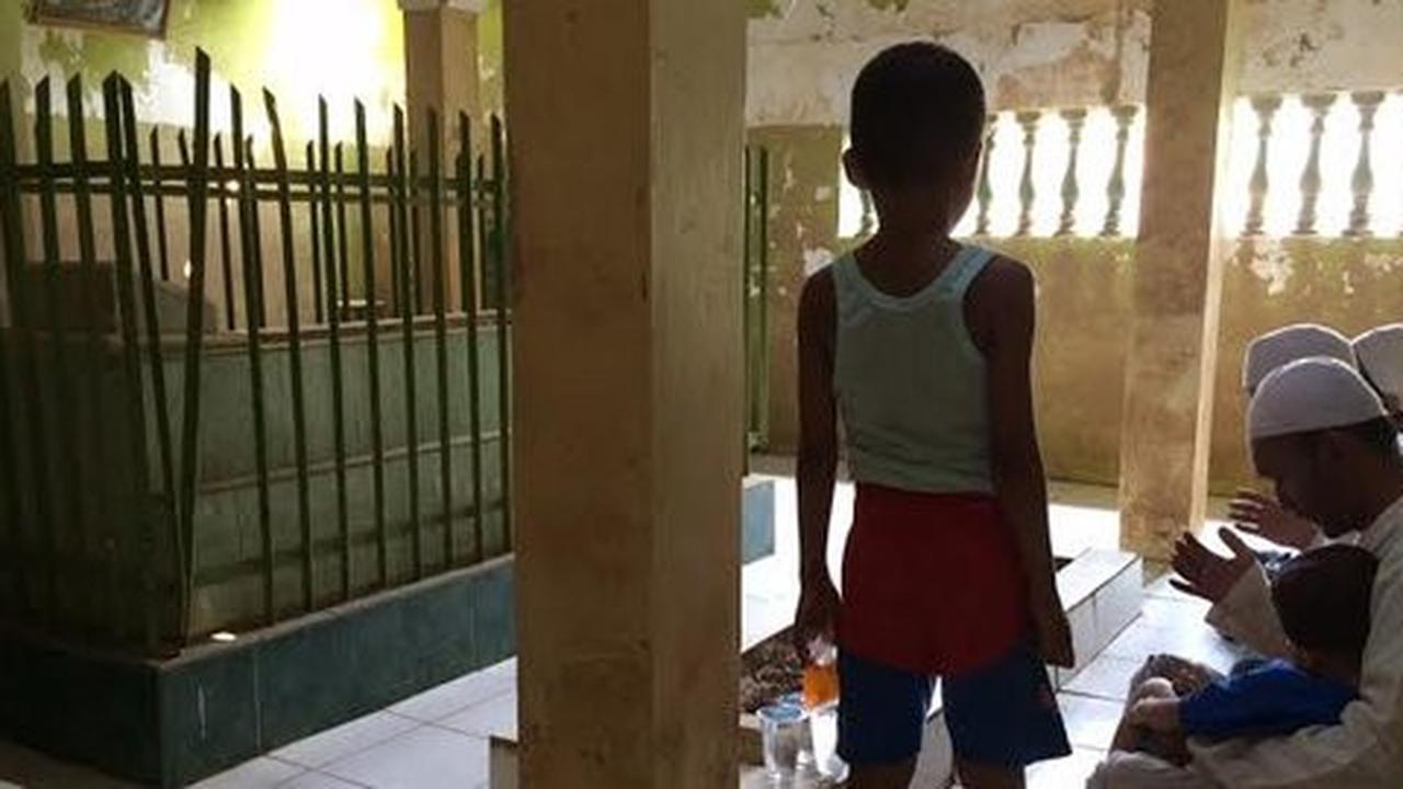 Makam-makam keramat di balik penggusuran di Jakarta