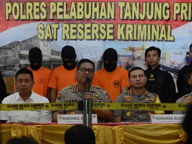 Kabid Humas Polda Metro Jaya Kombes Pol Argo Yuwono (kedua kiri) memberi keterangan kepada awak media saat mengelar perkara kasus kebakaran kapal motor tradisional di Pelabuhan Muara Baru, Jakarta, Sabtu (2/3). (Merdeka.com/Imam Buhori)