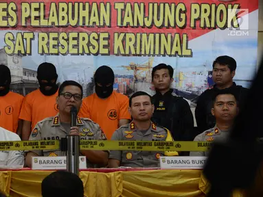 Kabid Humas Polda Metro Jaya Kombes Pol Argo Yuwono (kedua kiri) memberi keterangan kepada awak media saat mengelar perkara kasus kebakaran kapal motor tradisional di Pelabuhan Muara Baru, Jakarta, Sabtu (2/3). (Merdeka.com/Imam Buhori)