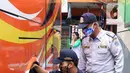 Petugas Dinas Perhubungan mengecek ban saat menginspeksi keselamatan bus di Terminal Kalideres, Jakarta, Selasa (22/12/2020). Inspeksi dilakukan untuk memastikan bus AKAP layak jalan untuk mengantar para pemudik jelang libur Natal dan Tahun Baru 2021. (Liputan6.com/Angga Yuniar)