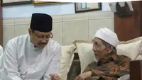 Ketua PBNU Saifullah Yusuf (Gus Ipul) saat bersama Ulama besar Kiai Maimun Zubair atau Mbah Moen (Foto:Liputan6.com/Dian Kurniawan)