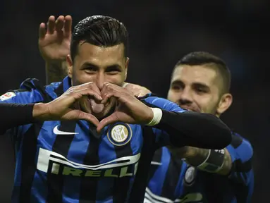 Pemain Inter Milan Jeison Murillo merayakan gol pada lanjutan liga Italia Serie A, Inter Milan vs Frosinone di Stadion  San Siro, Milan, Senin (23/11/2015) dini hari WIB. (AFP Photo/Olivier Morin)
