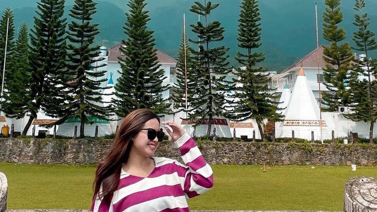 Ulfi kerap membagikan momen saat liburan. Kali ini ia memilih outfit santai dengan kaos lengan panjang dan celana pendek.&nbsp;