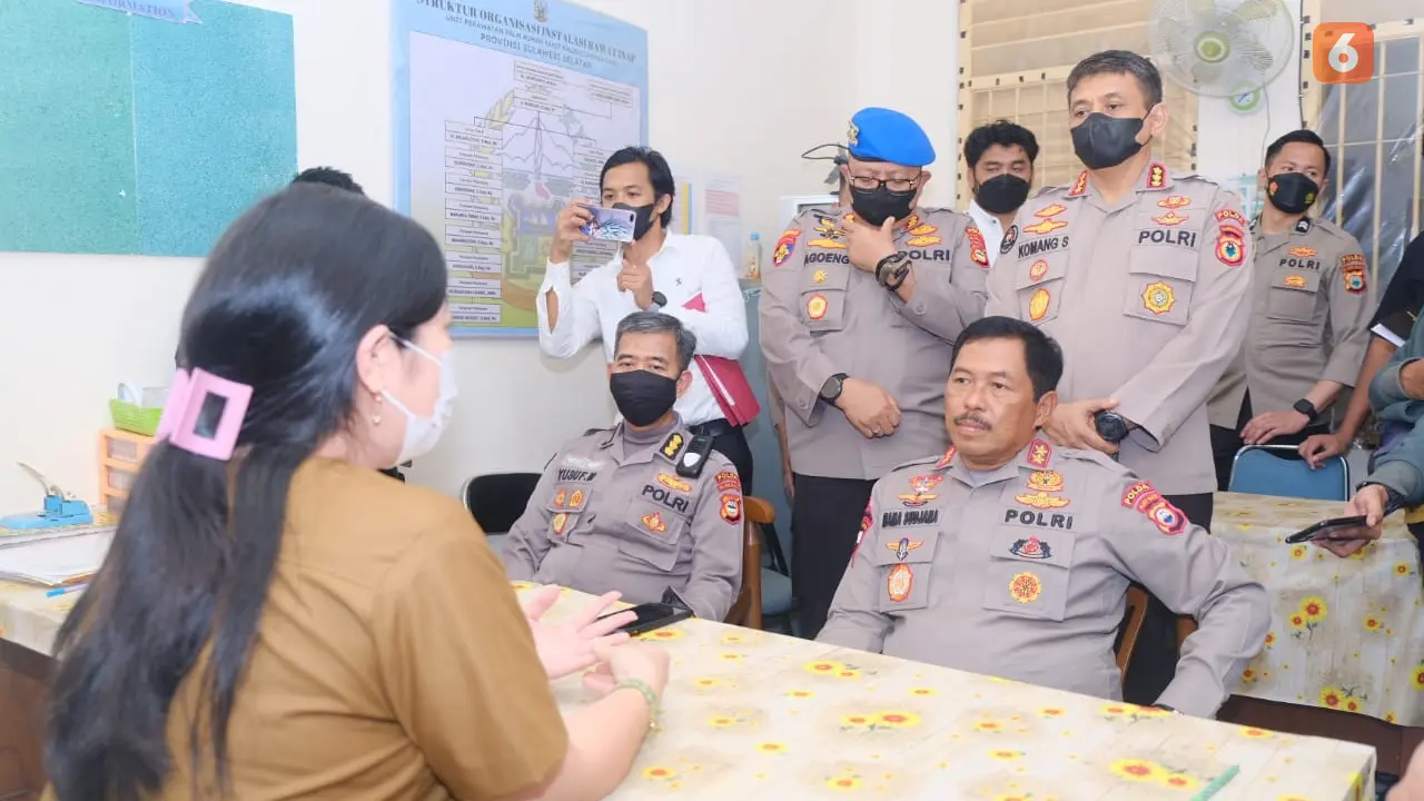 dr Erwiani Sutono saat menjelaskan kondisi kejiwaan Aipda HR kepada Kapolda Sulsel (Liputan6.com/Istiemwa)