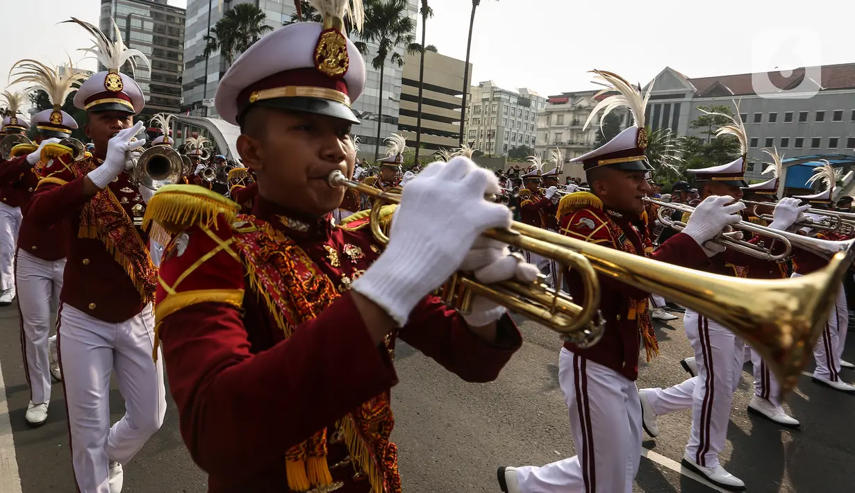 Sejumlah Taruna Akademi Kepolisian (Akpol) yang tergabung dalam drum band beraksi ketika mengikuti Kirab Merah Putih di Jakarta, Minggu (28/8/2022). Sebanyak 50.000 orang membentangkan bendera merah putih sepanjang 1.700 meter dari kawasan Monas hingga Bundaran Hotel Indonesia dalam rangka memperingati HUT ke-77 Kemerdekaan Republik Indonesia bertemakan 'Pulih Lebih Cepat, Bangkit Lebih Kuat. (Liputan6.com/Johan Tallo)