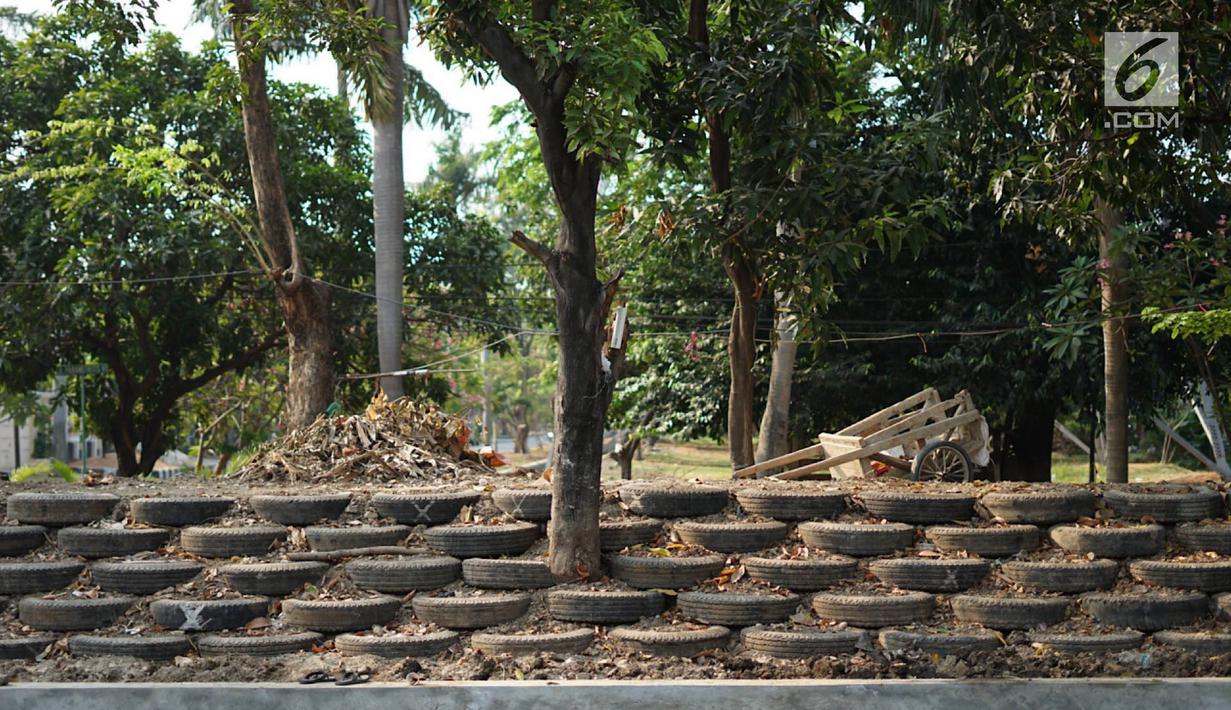 Turap ban bekas truk sampah yang terpasang di Kali Karang Bolong, Ancol, Jakarta, Rabu (4/9/2019). Pembangunan turap ban bekas sepanjang 400 meter yang disusun akan difungsikan sebagai pot yang akan ditanami tanaman telo-telo atau climbing door. (Liputan6.com/Immanuel Antonius)