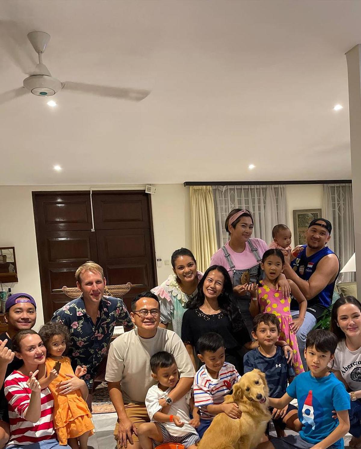 Perayaan Halloween di RUmah Rinati Cartwright