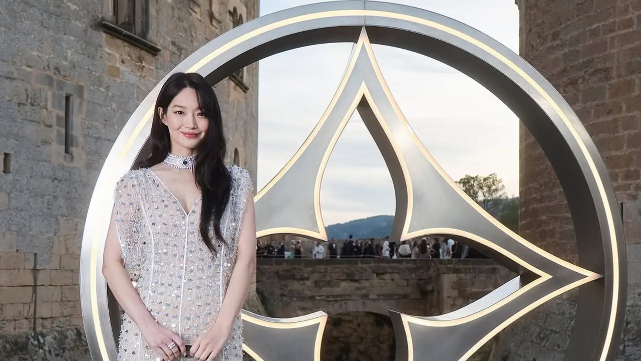 Tampilan Elegan Glamor Shin Min Ah di Acara Louis Vuitton