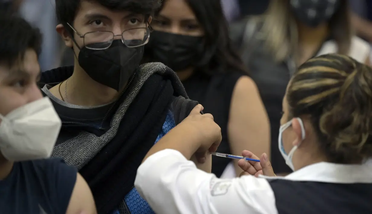 Seorang pemuda disuntik dosis pertama vaksin AstraZeneca di Mexico City saat Meksiko menghadapi gelombang ketiga COVID-19, Selasa (10/8/2021). Hampir seperempat dari negara Meksiko berada dalam kondisi siaga merah karena infeksi Covid-19 naik ke level tertinggi yang pernah ada (ALFREDO ESTRELLA/AFP)