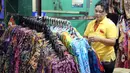 Seorang pedagang merapikan dagangan batiknya di Pasar Beringharjo, Yogyakarta, Minggu (19/4/2015). Pasar di kawasan Malioboro itu merupakan salah satu pusat penjualan batik yang murah meriah. (Liputan6.com/Helmi Afandi)