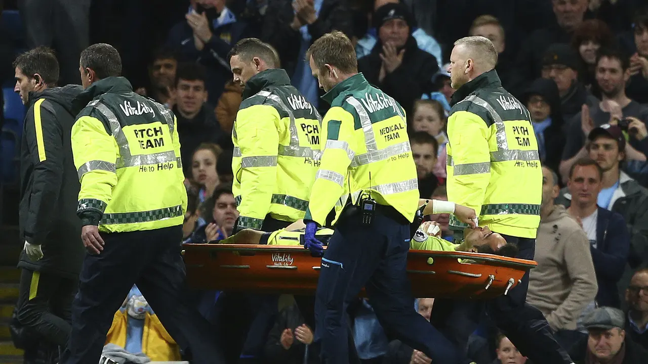 Kiper Manchester City Claudio Bravo ditandu keluar pada derby melawan Manchester United akibat cedera, Jumat (28/4/2017) dinihari WIB. Bravo diperkirakan absen hingga akhir musim. 