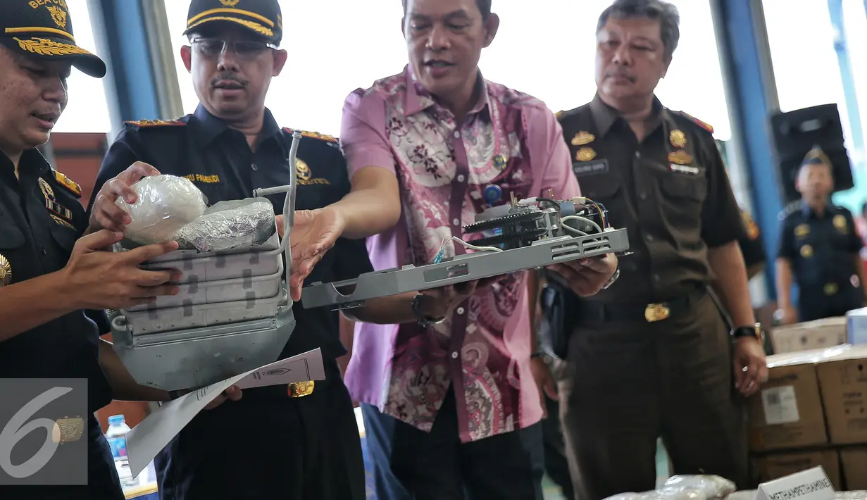 Petugas menunjukan barang bukti sabu yang dimasukan dipemanas air di Jakarta, Selasa (2/2). 16,81 kg narkotika jenis methamphetamin atau shabu asal China berhasil digagalkan Bea dan Cukai, BNN, Polres Pelabuhan Tanjung Priok. (Liputan6.com/Faizal Fanani)