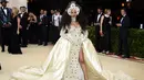 Penyanyi Cardi B saat tiba untuk menghadiri Met Gala 2018 di Metropolitan Museum of Art, New York (7/5). Tema Met Gala kali ini adalah “Heavenly Bodies: Fashion and the Catholic Imagination”. (Photo by Evan Agostini/Invision/AP)