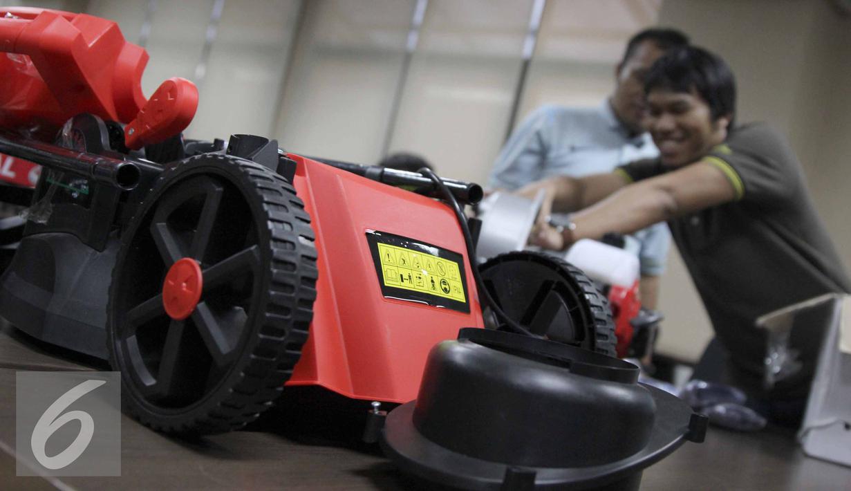 Badan Narkotika Negara merilis hasil transaksi narkoba di depan RS Sunter, Jakarta, Rabu (8/7/2015). BNN mengamankan dua perempuan dan barang bukti Sabu yang disembunyikan di mesin potong rumput dan mesin pompa air. (Liputan6.com/Helmi Afandi)