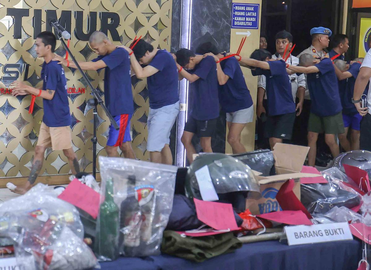 FOTO: Polisi Tetapkan 14 Tersangka Penyerangan Polres dan Polsek di Jakarta Timur