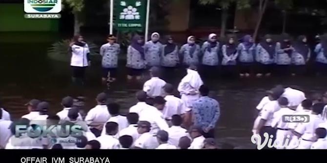 VIDEO: Siswa SMPN 2 Tanggulangin Sidoarjo Upacara Bendera di Tengah Banjir