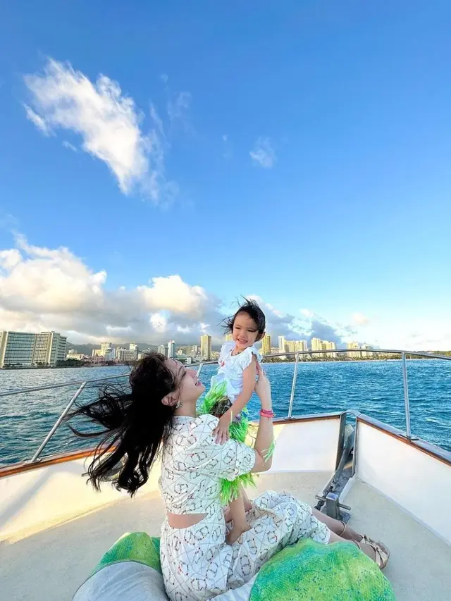 Shandy Aulia dan anak saat Liburan di Hawaii