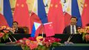 Kedua kepala negara, Presiden Xi Jinping dan Presiden Filipina Rodrigo Duterte saat menghadiri pertemuan bilateral di Beijing (20/10). Duterte mengubah poros kebijakan luar negeri Filipina yang sebelumnya ke AS menjadi ke Tiongkok. (Reuters/ Ng Han Guan)