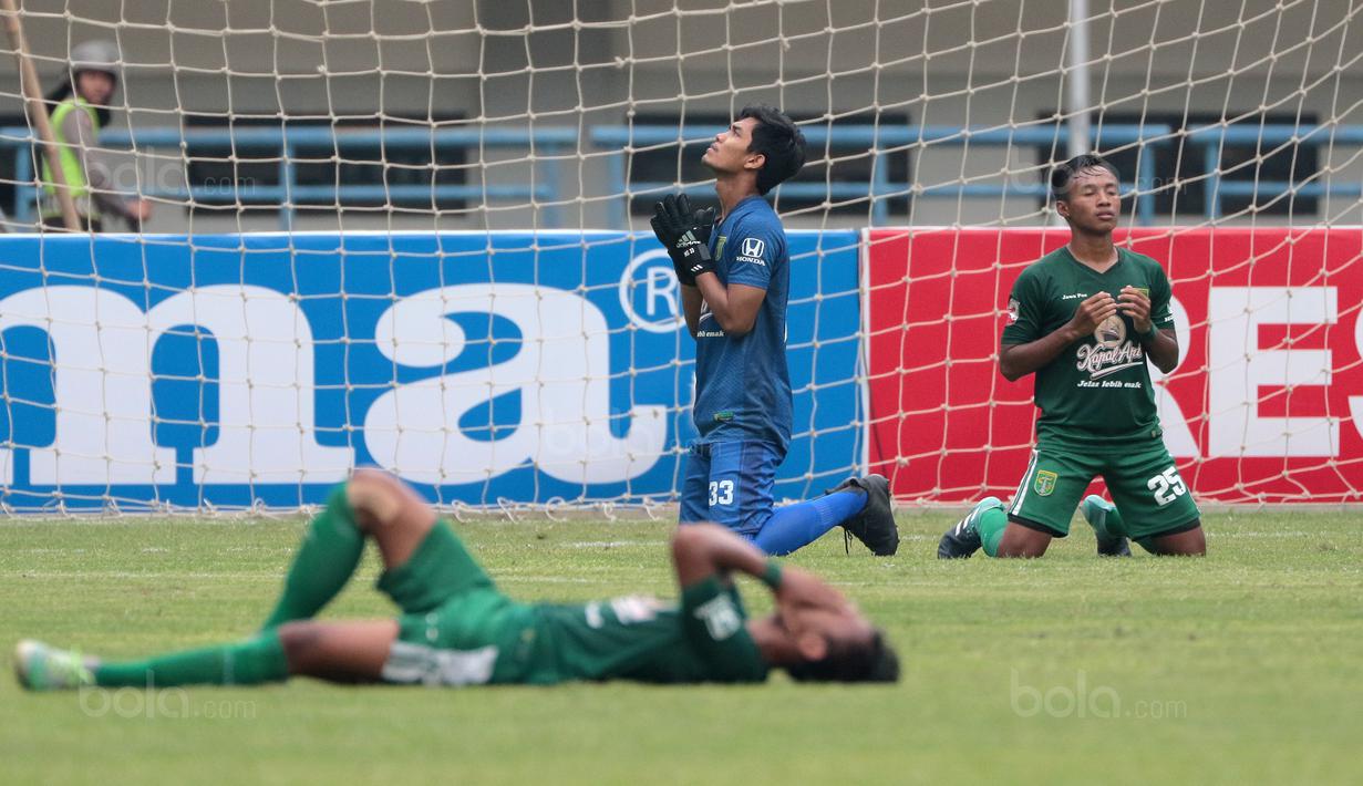 Syukur pemain Persebaya usai menang atas PSPS Riau pada laga 8 Besar Liga 2 Grup Y di Stadion GBLA, Bandung, Sabtu (18/11/2017). Persebaya Menang 1-0. (Bola.com/Nicklas Hanoatubun)