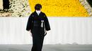 <p>Akie Abe, istri mantan Perdana Menteri Jepang Shinzo Abe, berjalan di atas panggung saat pemakaman kenegaraan suaminya di Nippon Budokan, Tokyo, Jepang, Selasa (27/9/2022). Ribuan orang telah melayat dan meletakkan bunga di pemakaman mantan perdana menteri terlama di Jepang tersebut. (Franck Robichon/Pool Photo via AP)</p>