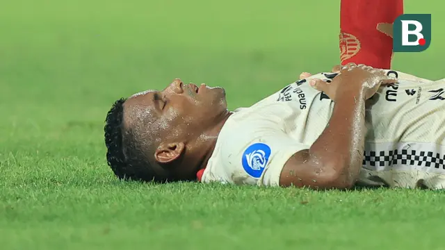 Foto: Aksi Guling-Guling Pemain Bali United yang Membuat Skuad Persija Jakarta Murka
