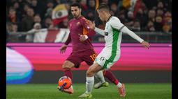 Jay Idzes juga tampil rapi setiap kali Sassuolo mendapatkan tekanan dari AS Roma. Calciomercato memberikan nilai 6 kepada pria kelahiran Mierlo, Belanda tersebut. (AP Photo/Andrew Medichini)