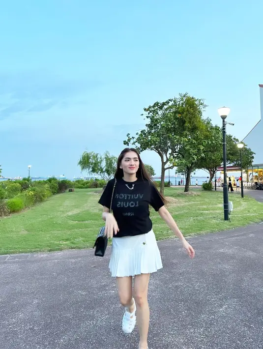 "Ini bukan Ibu Anak 2.... Ini Mah ABG," tulis elsaki99. "Gak ada obat ini,abg lewaaat," tulis djekul. "Msh ky ank gadis," tulis nonihmegasilviaaa. "Masyallah kak @realangelkaramoy makin bagus aja nih body nya tambah langsing," tulis triniapriyanii. "Cakepnya gak pernah luntur," tulis ikharusdiana. [Instagram/realangelkaramoy]