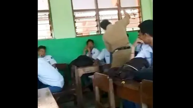 Tangkapan layar dugaan kekerasan di sekolah, guru pukul siswa SMK. (Foto: Liputan6.com/Istimewa/Muhamad Ridlo)
