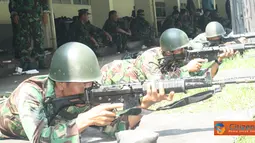Citizen6, Surabaya: Sedikitnya 150 orang prajurit Kobangdikal mengasah naluri tempur dengan latihan menembak senjata laras panjang jenis SS.1 dilapangan tembak Jala Krida Braja, Kesatrian Bumimoro, Surabaya, Selasa (27/3). (Pengirim: Penkobangdikal)