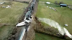 Rangkaian kereta terhempas ke luar rel menyusul kecelakaan yang terjadi di Georgetown, Kentucky, Amerika Serikat, Senin (19/3). Kecelakaan melibatkan dua kereta barang. (Ron Garrison/Lexington Herald-Leader via AP)