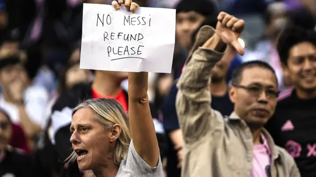 Foto: Ekspresi Kekecewaan Suporter Hong Kong Akibat Lionel Messi Tak Main