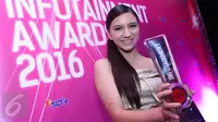 Selebriti Cassandra Lee berpose memegang piala pada saat menangkan kategori Selebriti pendatang baru paling memikat pada acara Infotainment Awards 2016 di Jakarta, (22/01). (Liputan6.com/Herman Zakharia)