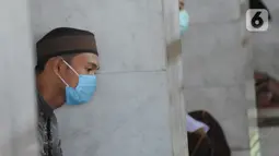 Warga mendengarkan khutbah salat Jumat di Masjid Raya Cinere, Depok, Jumat (5/6/2020). Umat muslim di sejumlah wilayah Jabodetabek menunaikan salat Jumat perdana dengan menerapkan protokol pencegahan COVID-19 setelah dua bulan kegiatan ibadah di masjid ditiadakan. (merdeka.com/Arie Basuki)