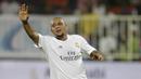 Penampilan legenda Real Madrid, Roberto Carlos, saat laga persahabatan melawan BaniYas FC di Abu Dhabi, UEA, Jumat (4/12/2015). (EPA/Ali Haider)