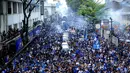 Warga menyambut tim dan ofisial Persib Bandung saat pawai perayaan gelar juara BRI Super League 2025/2026 di Bandung, Jawa Barat, Minggu (24/5/2026). (Bola.com/Bagaskara Lazuardi)