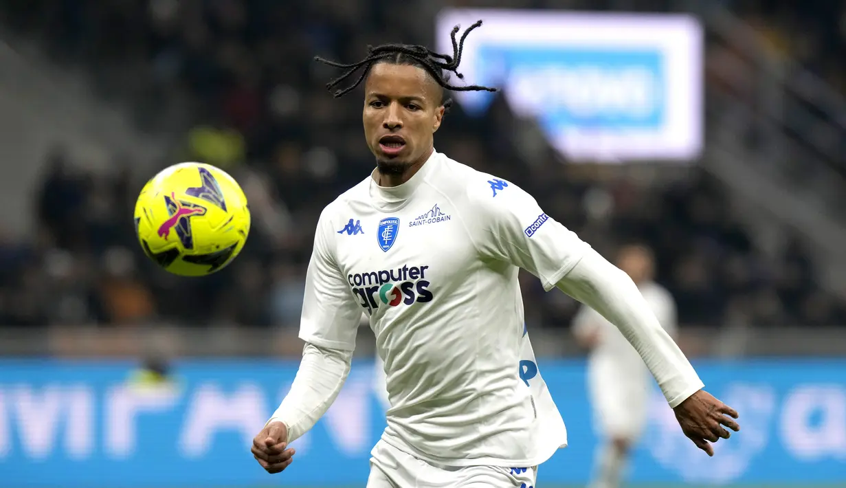 Bek Empoli, Tyronne Ebuehi mengejar bola saat bertanding melawan Inter Milan pada pertandingan lanjutan Liga Italia di stadion San Siro di Milan, Italia, Selasa (24/1/2022). Inter Milan tumbang atas Empoli dengan skor 0-1.  (AP Photo/Luca Bruno)