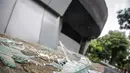 Kondisi Pos Polisi Subsektor Pejompongan pasca dibakar pihak tak dikenal usai aksi berujung ricuh di depan Gedung DPR/MPR RI, Jakarta, Selasa (12/4/2022). Pospol tersebut dibakar tepat setelah ada bentrokan yang melibatkan pihak kepolisian di sekitar lokasi kejadian. (Liputan6.com/Faizal Fanani)