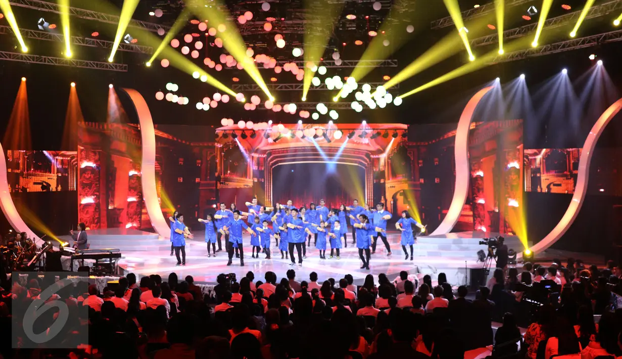 Salah satu koreografi dalam drama musikal “Christmas Harmony in Diversity” di  Studio 6 Emtek City, Jakarta, Minggu (25/12/2016). (Liputan6.com/Herman Zakharia)