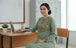 Model Gamis Batik Profesional untuk Guru (Foto: Gemini)
