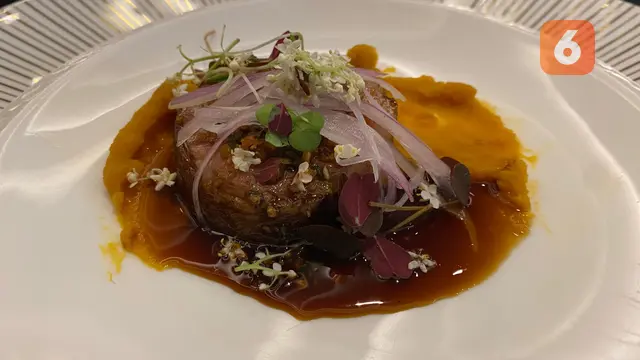 Chef Victor Taborda (Brasil) – menawarkan Slow-Braised Lamb Leg with Sweet Potatoes dengan sentuhan Latin (Dok. Liputan6.com/Teddy Tri Setio Berty).