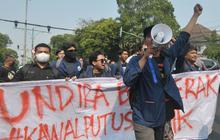 FOTO: Setelah Gedung DPR, Kini Giliran KPU Dikepung Demonstran Tuntut Patuhi Putusan MK