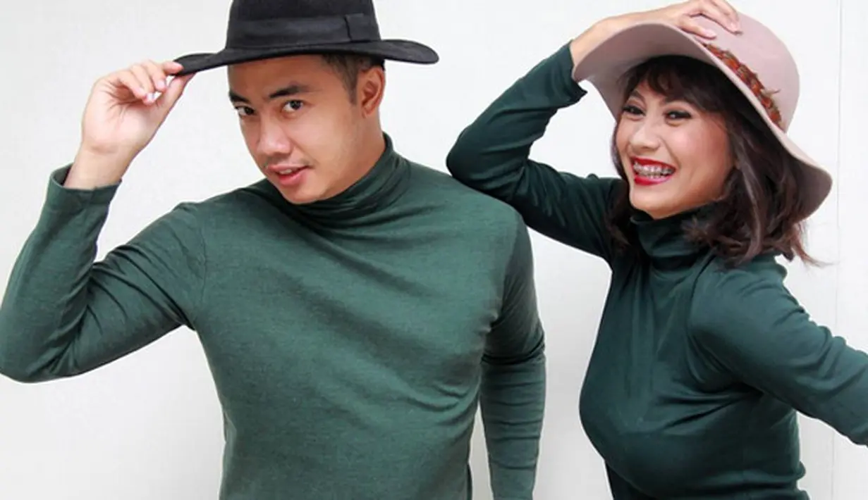 Bebeberapa foto dibagikan oleh Dennis pada akun Instagram. Kebahagiaan begitu terlihat dalam foto sambil menunjukkan buku nikah usai menjalani akad nikah. (Instagram/ vinachan00)