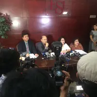 Mario Teguh saat melakukan konfrensi pers bersama kuasa hukumnya untuk menjelaskan perseteruannya dengan Kiswinar. (Ruswanto/Bintang.com)
