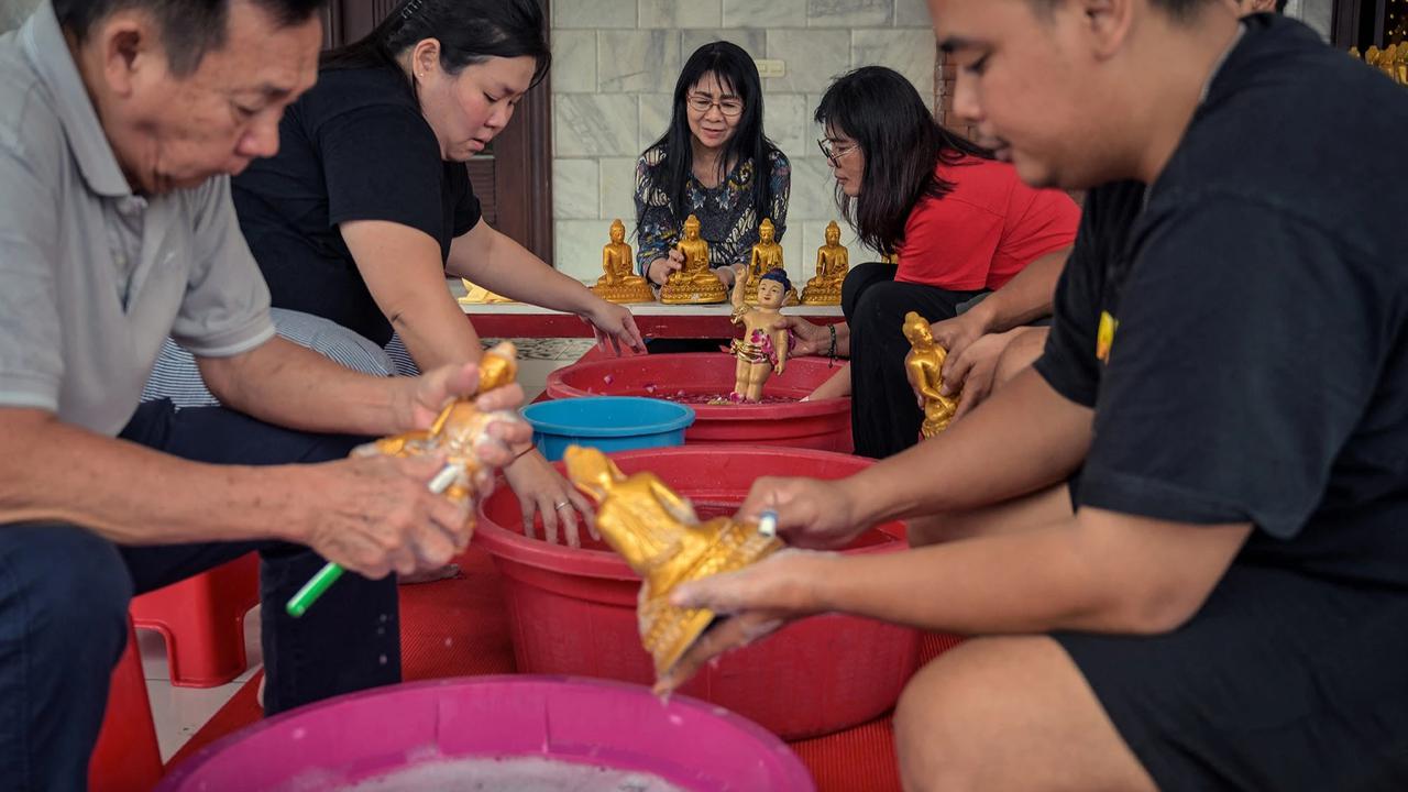 FOTO: Ritual Pembersihan Patung Buddha Sambut Tahun Baru Imlek