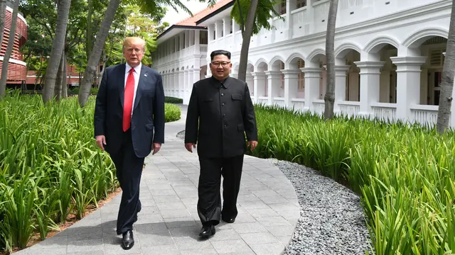 Keakraban Donald Trump dan Kim Jong-un Saat Berjalan di Taman