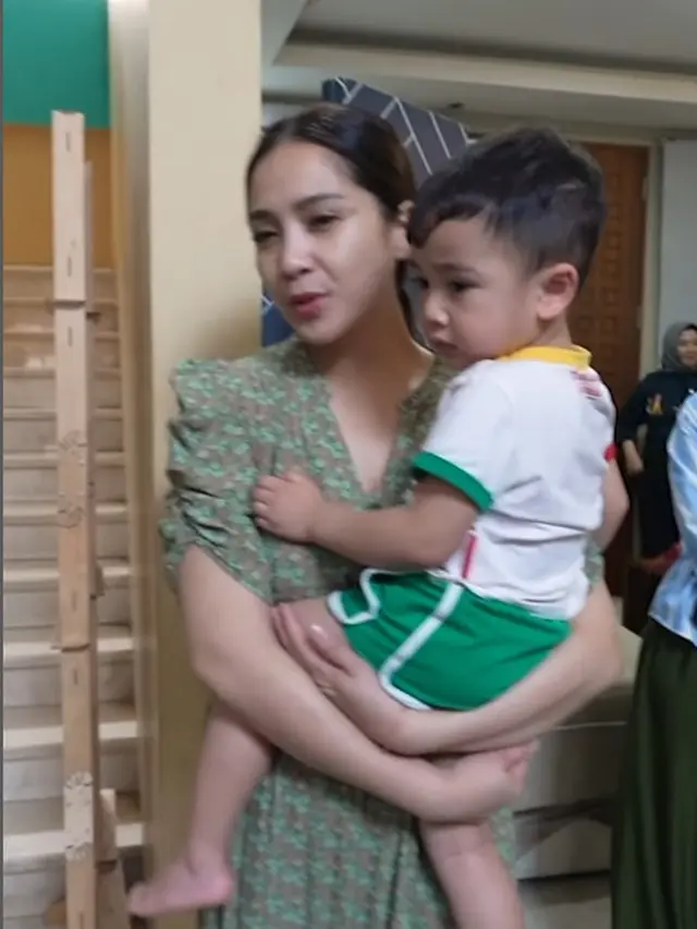Diduga Adopsi Anak Perempuan, Ini 6 Gaya Keibuan yang Modis dari Nagita Slavina Saat Momong Kedua Putranya