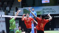 Tim voli putra Surabaya Samator mengandaskan Jakarta Garuda Jaya dengan skor telak 3-0 (25-17, 25-19, 25-22), pada laga pembuka seri keempat putaran pertama di GOR Tri Dharma Petrokimia Gresik, Kamis (29/1/2026). (PBVSI)