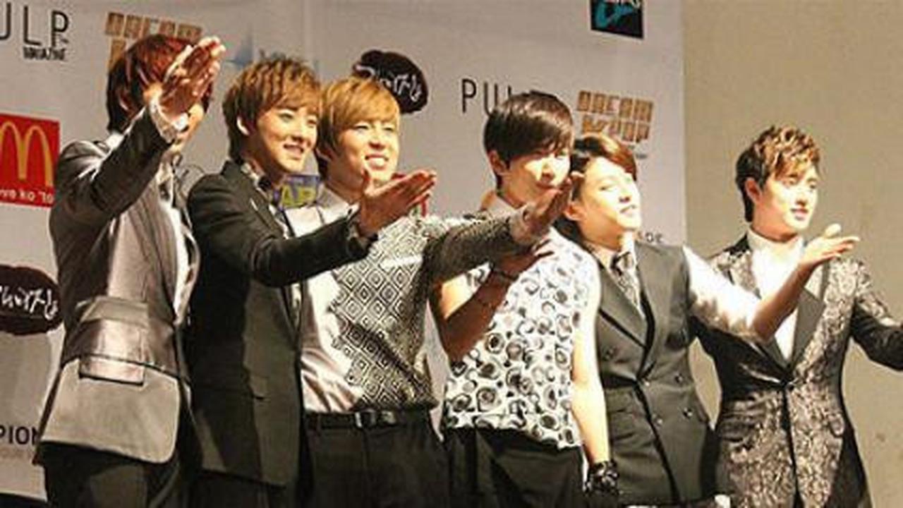 Tunda showcase, member U-KISS kunjungi korban banjir Jakarta