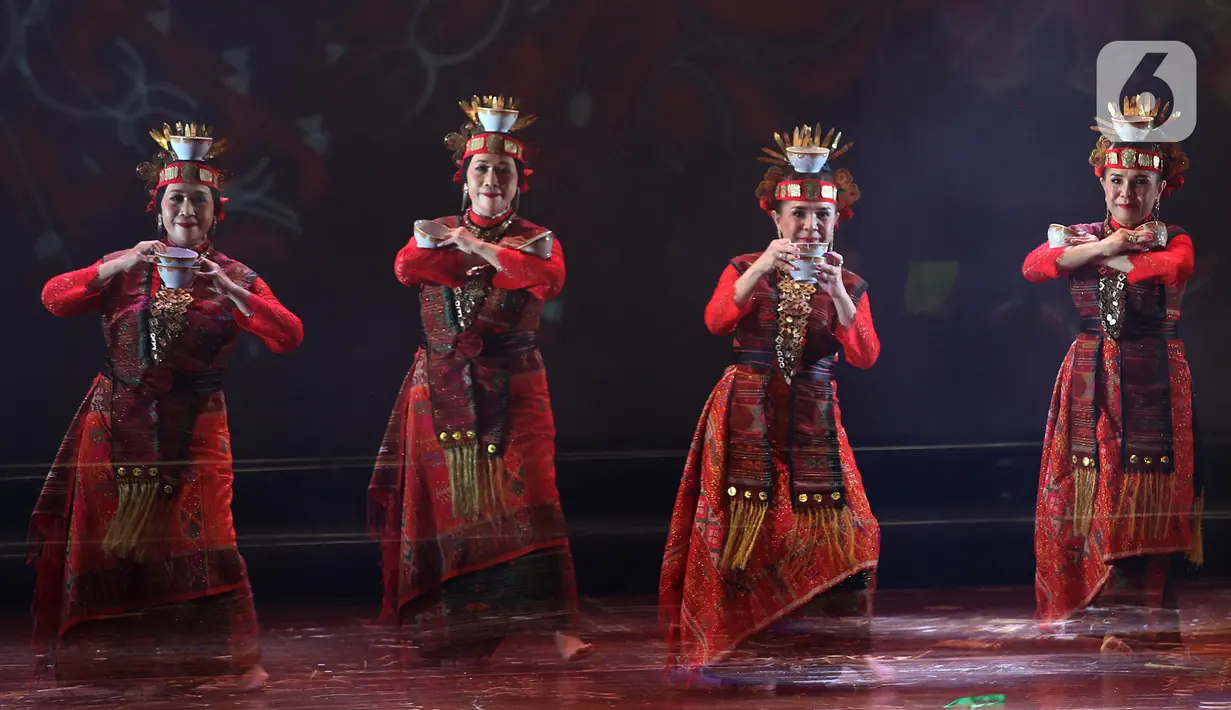 Salah satu tarian daerah yang ditampilkan Komunitas Perempuan Menari (KPM) pada gelaran ArtChipelaGong di Teater Besar, Taman Ismail Marzuki, Jakarta Pusat, Sabtu (26/10/2024). (Liputan6.com/Helmi Fithriansyah)